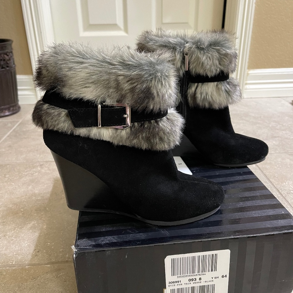 Victoria’s Secret Black Suede Wedged Heel Fur Trim Bootie!